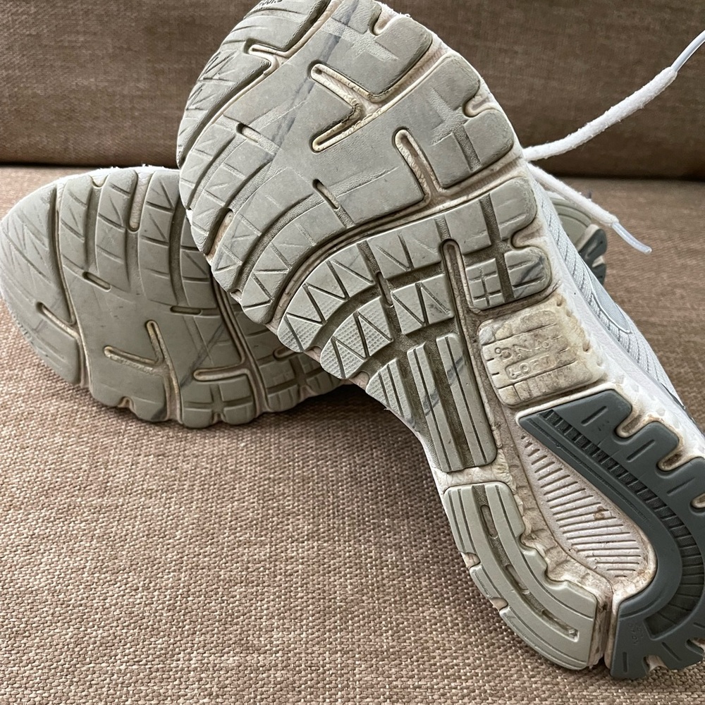 (2) Brooks Women’s 7.5 white Adrenaline GTS XX shoes - Picture 5 of 6